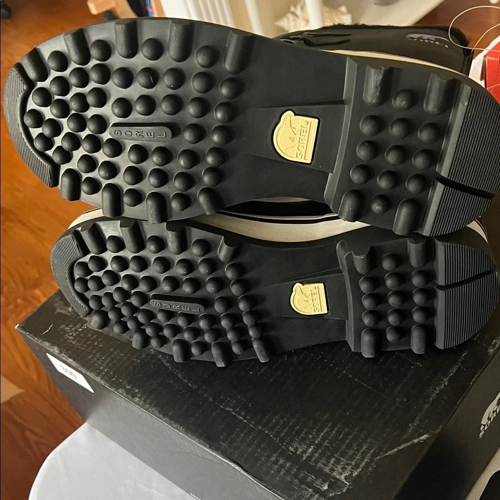 Sorel‎ Black and White Insulated Boots